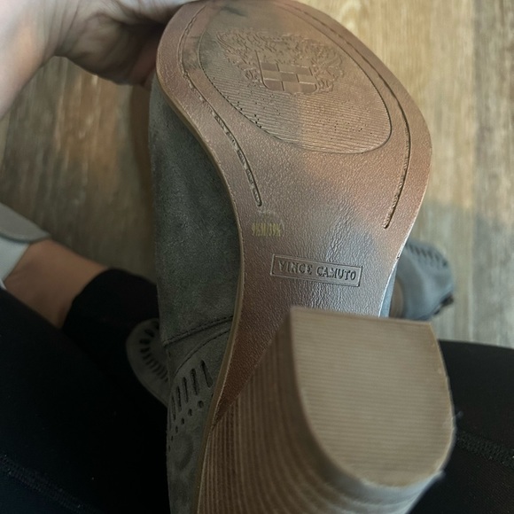 Vince Camuto Fileana Suede Gray
Block Heel Ankle Booties, size 9.5 - Picture 9 of 9
